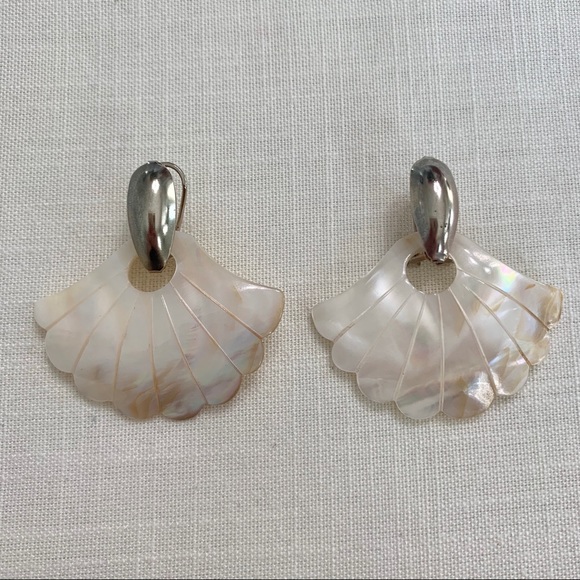 Vintage Jewelry - Authentic mother of pearl vintage dangle earrings from the 70s. Great condition.